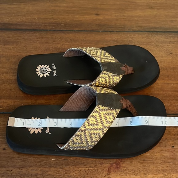 Yellow Box Flip Flops - Size 8 - Picture 6 of 6
